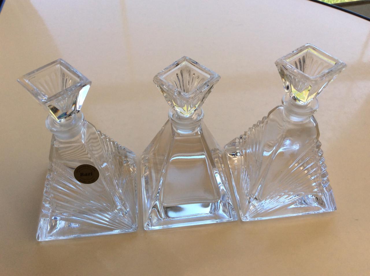 3 Bari 24% loodkristallen karafjes. Hoogte incl. stop 13 cm.