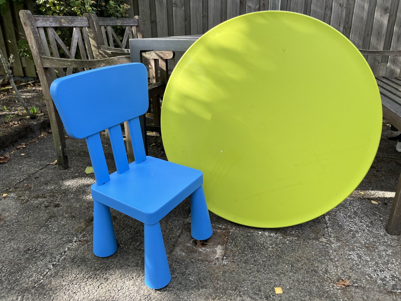 Kindertafel met 3 stoeltjes