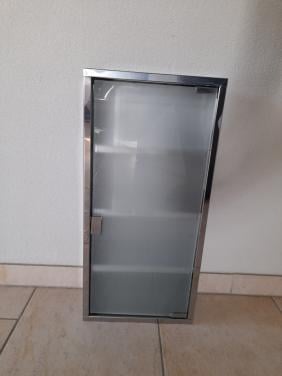 Medicijn kastje  27B x 57H x 12D ( in goede staat )