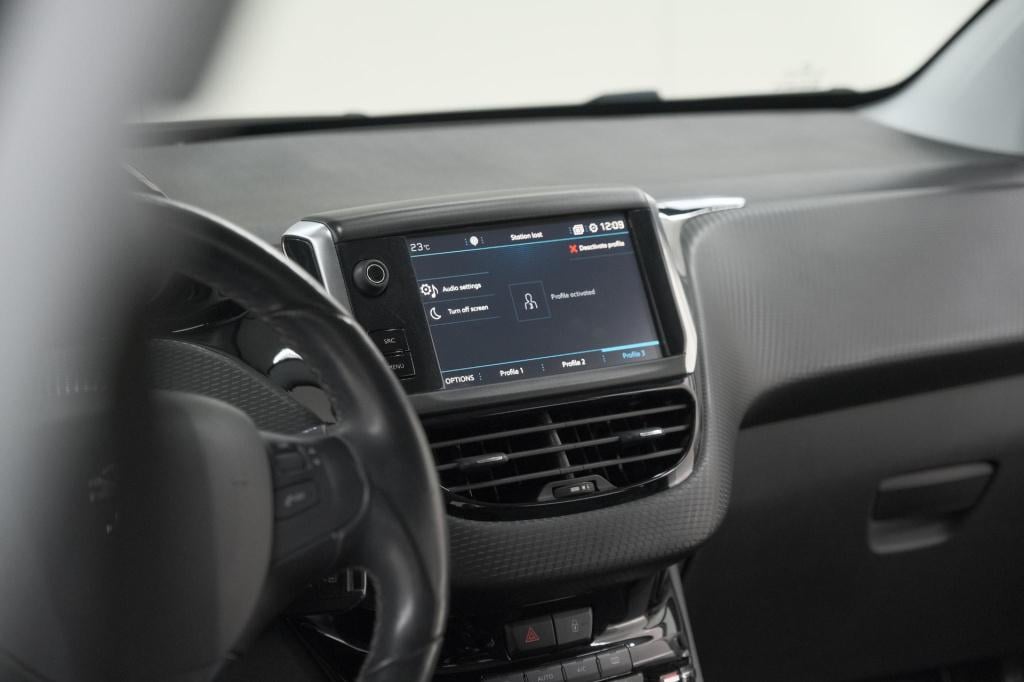 Peugeot 208 puretech 82 blue lease allure | parkeersensoren | climate contr