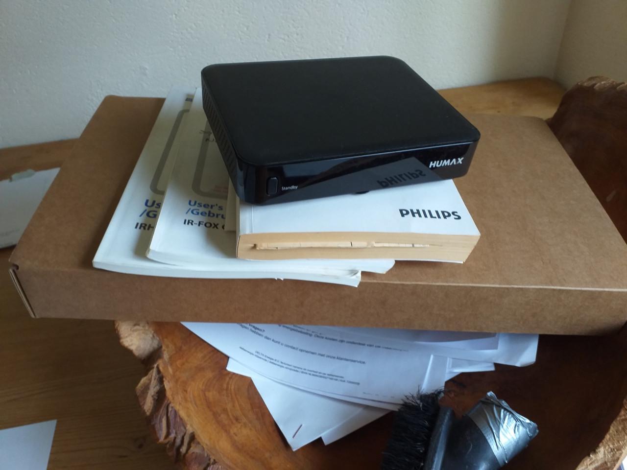 """" PHILIPS 81 cm TELEVISIE EN HUMAX DECODER EN ALLE HANDLEIDINGEN""""