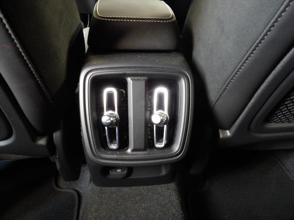 Volvo XC40 b3 163pk mild hybrid aut plus dark