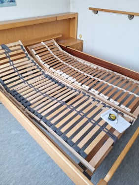 Bed met elektrische lattenbodems