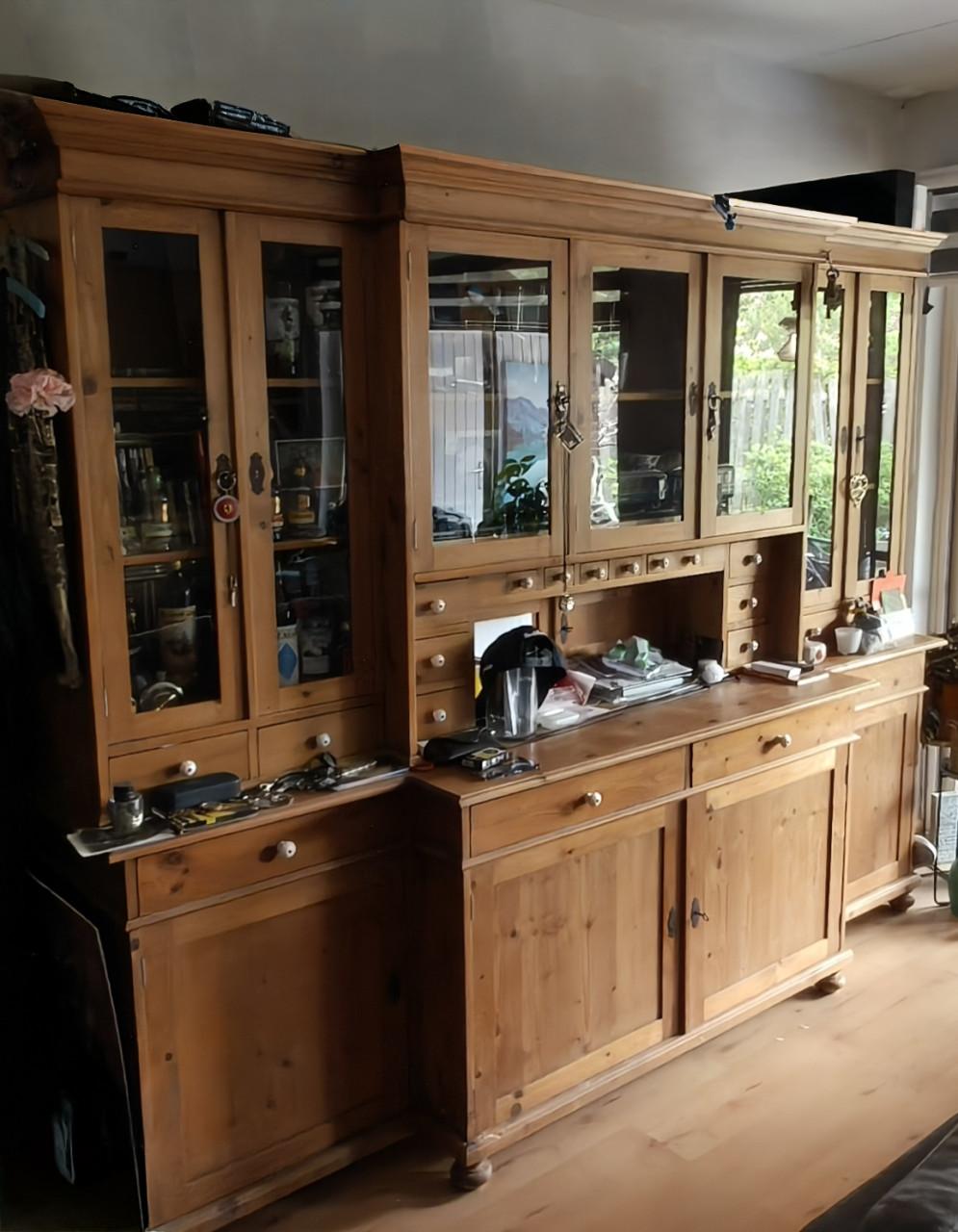 Oud grenen, grote kast