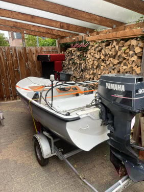 With 320 dromedille 30pk yamaha en trailer