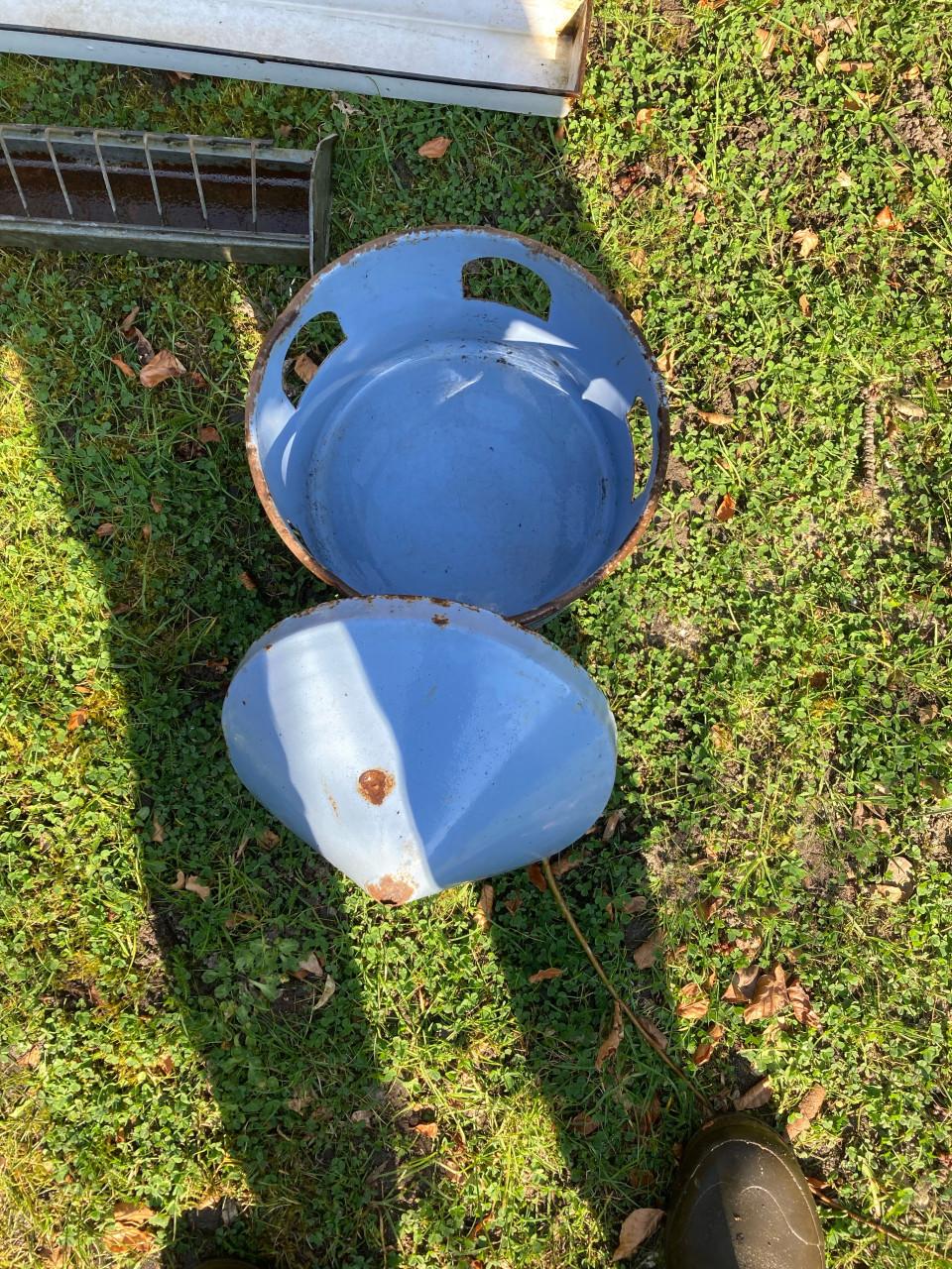 Brocante voerbakken voor duiven of pluimvee