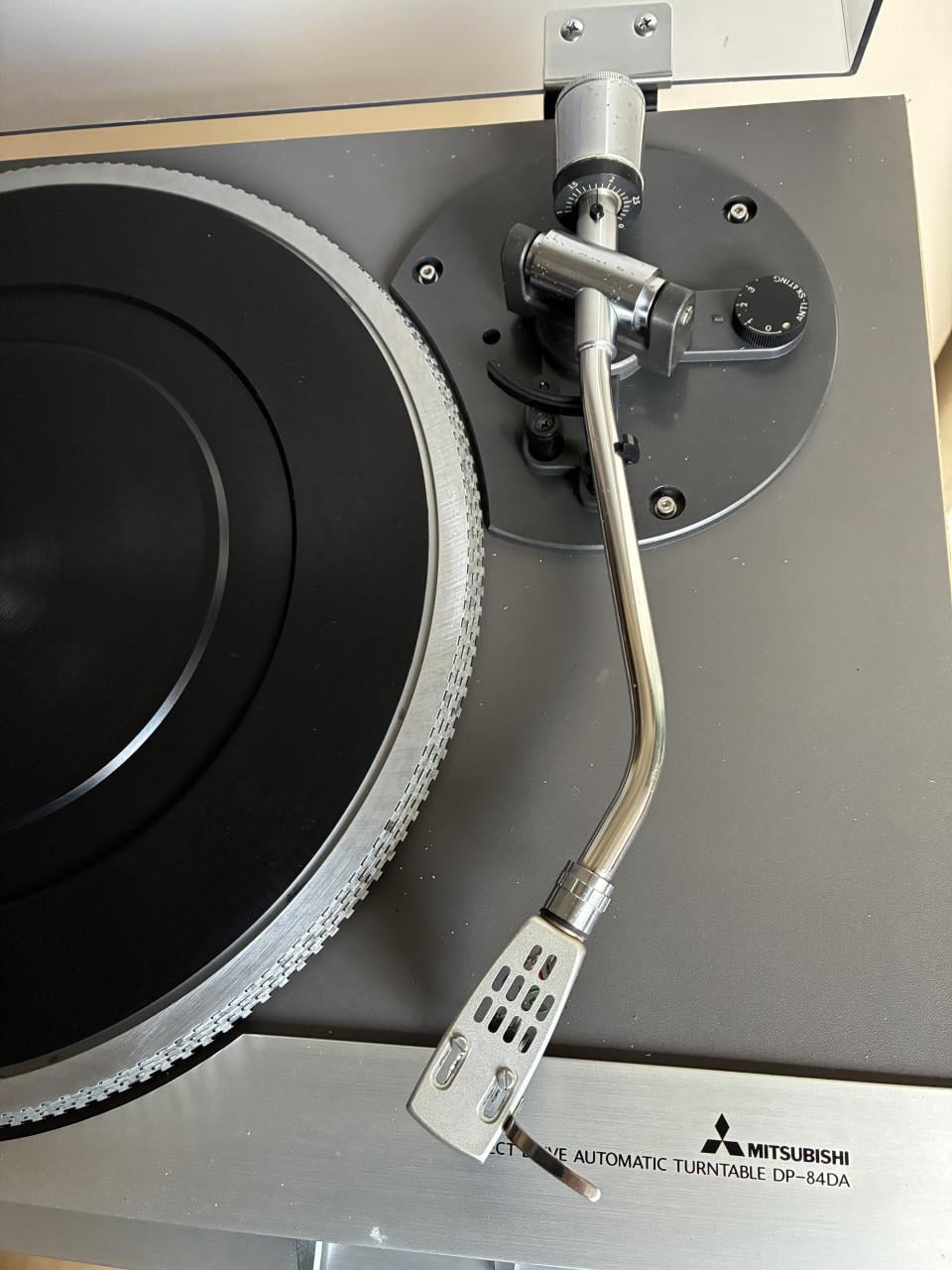 Mitsubishi DP-84DA platenspeler.