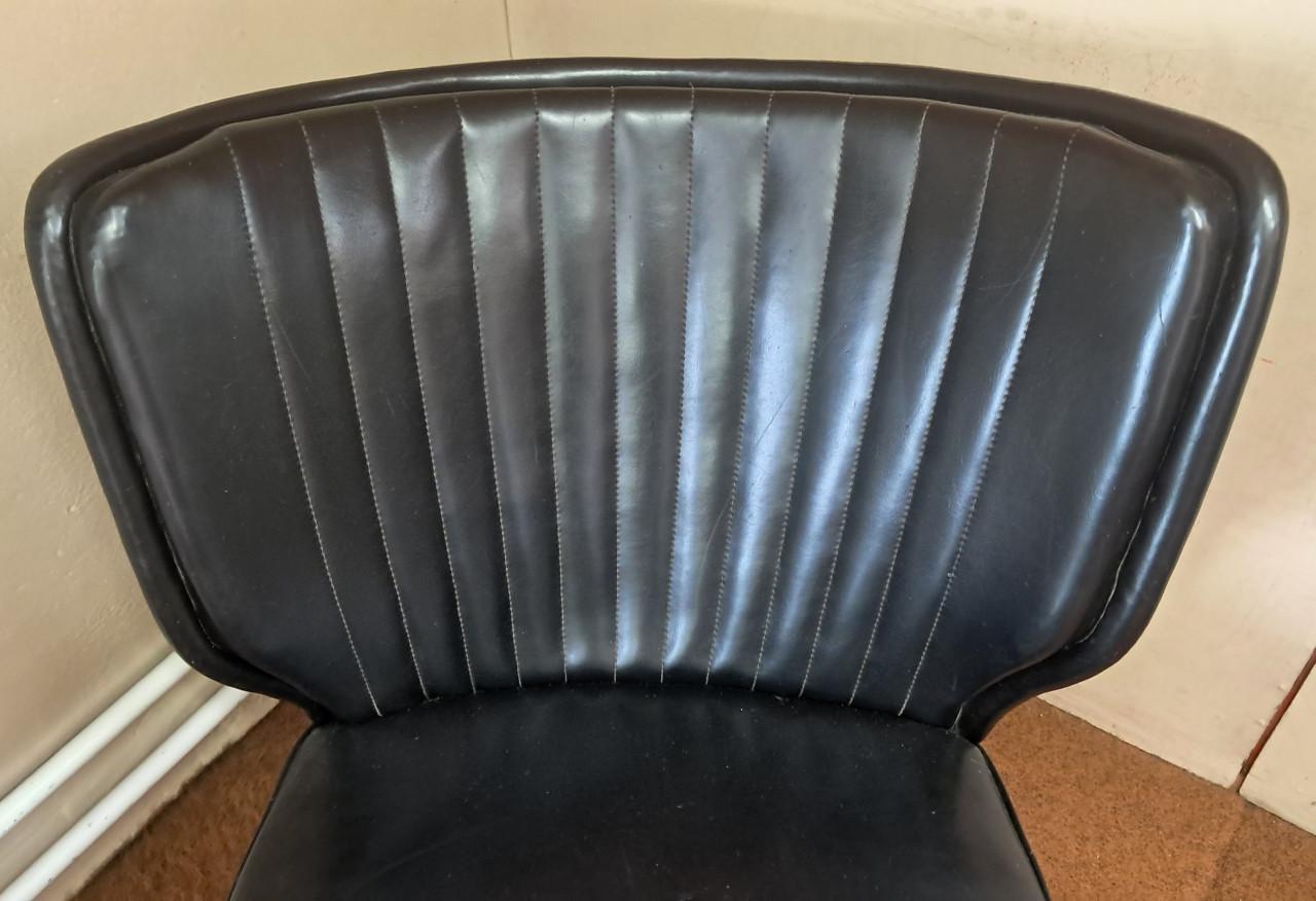 Vintage mid centery jaren 50 club-cocktail stoeltje skai met houten pootjes