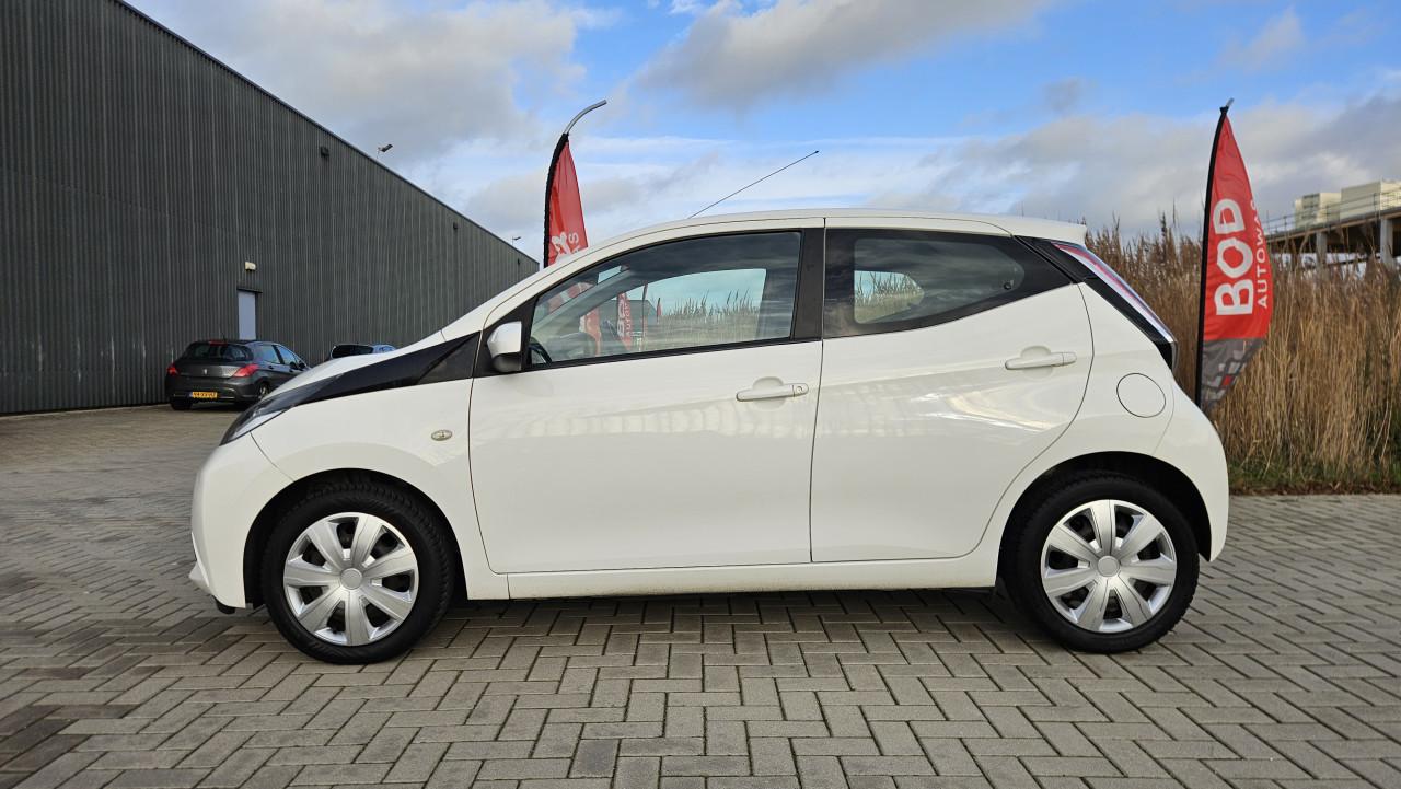 Zuinige TOYOTA AYGO 1.0 VVTi X-PLAY 5drs NL-AUTO / NAP / NW MODEL