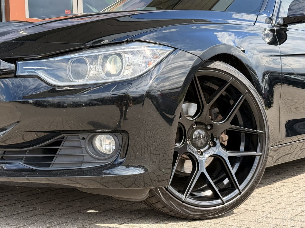 BMW 3-serie 320i high executive | navi | leder | 260pk | elect trekhaak |