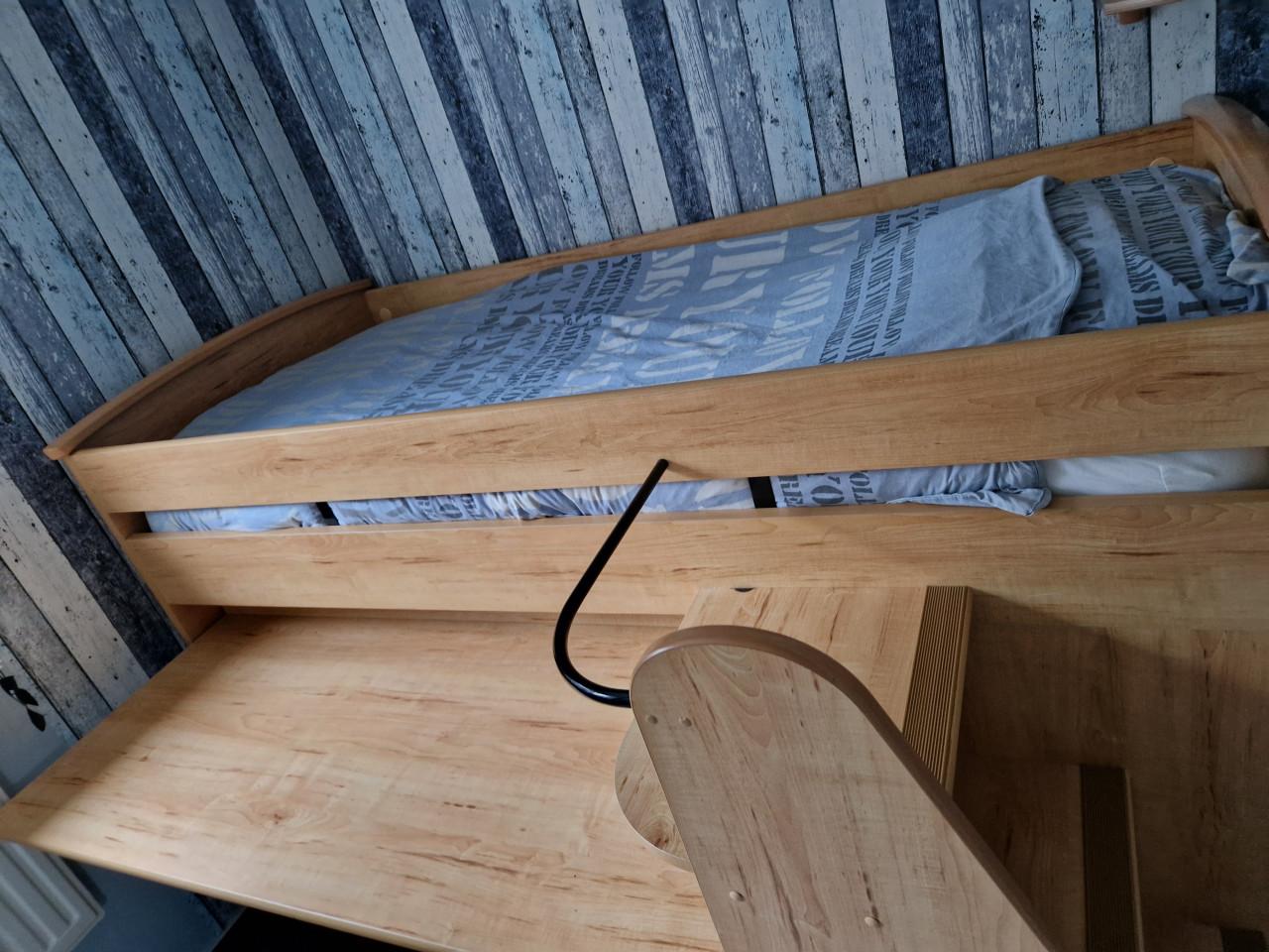 Eenpersoonsbed met buro eraanvast