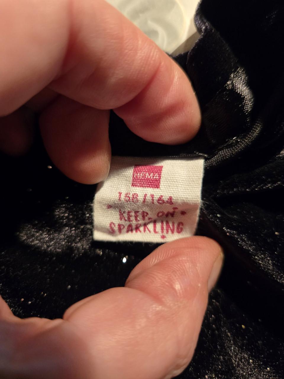 Zwarte fluwelen jurk met glitter en gouden zakdetails, Hema maat 158-164