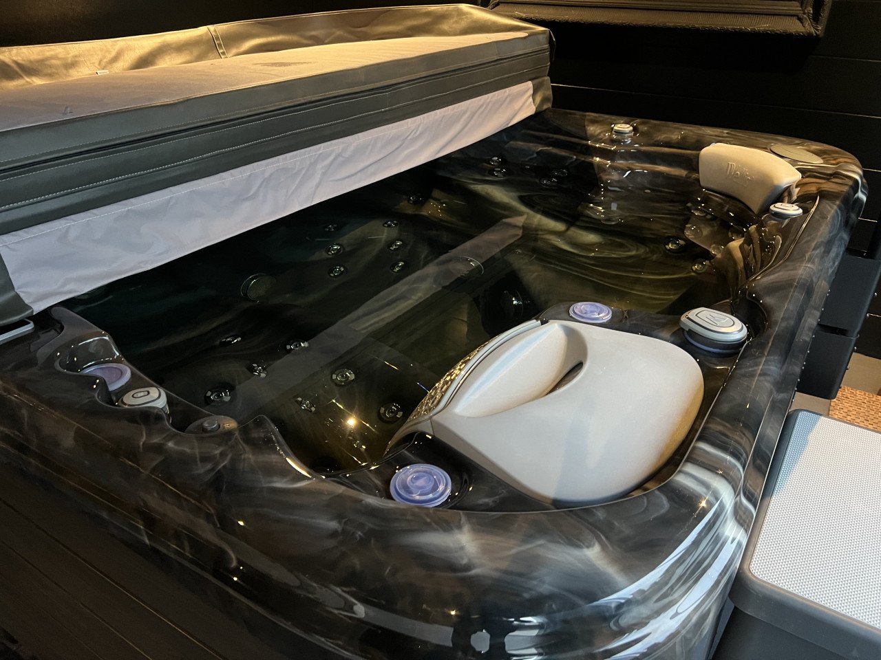 Prachtige spa massage jacuzzi 6 persoons