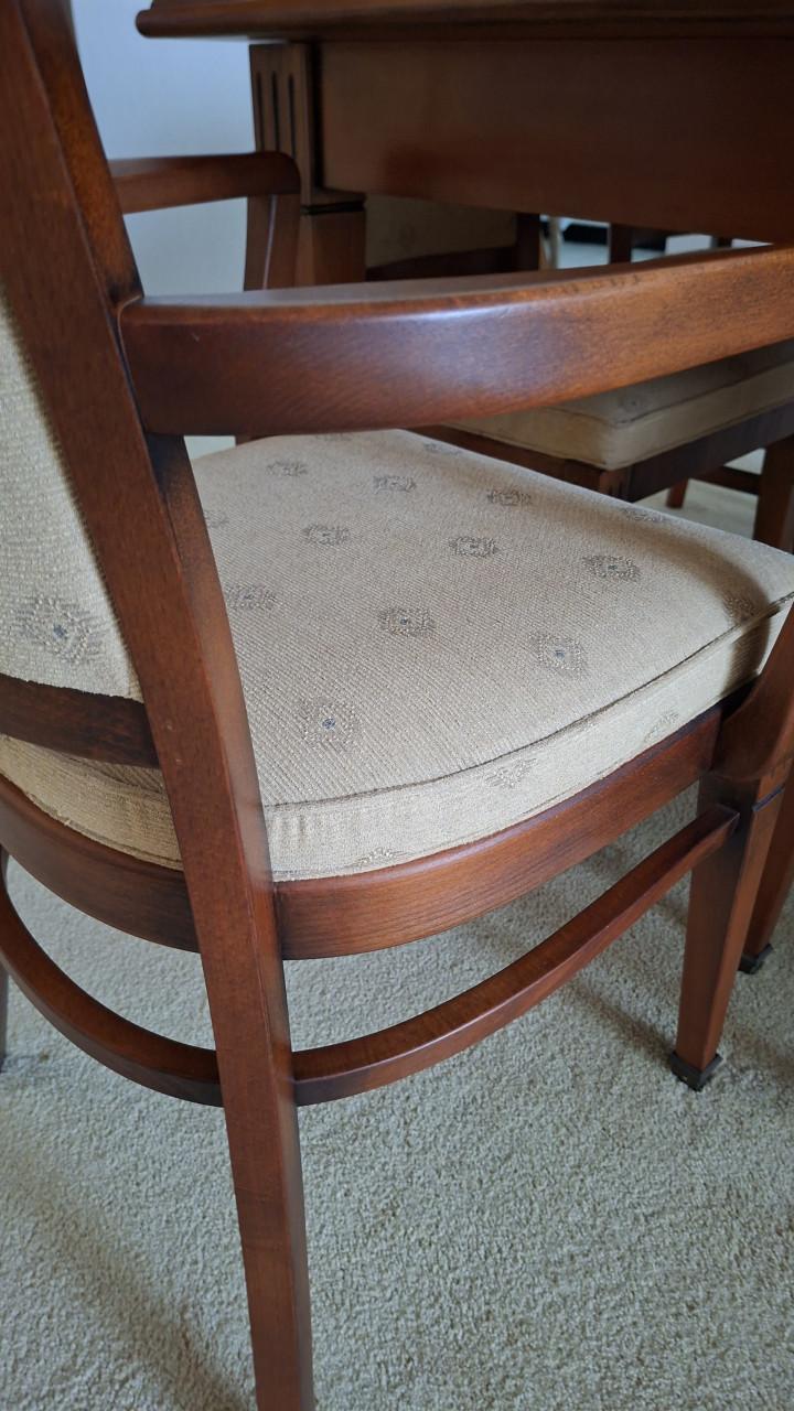 Eetkamertafel + 4 stoelen en 2 armstoelen