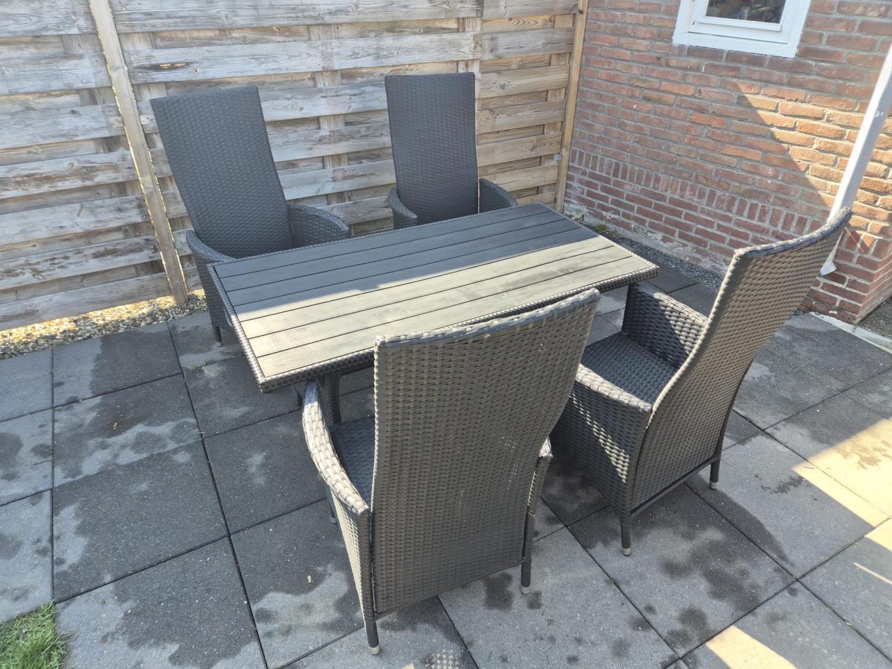 Tuinset met 4 verstelbare stoelen (Bezorging mogelijk)