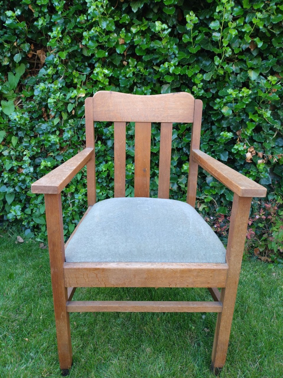 2 ouderwetse stoelen; 1x met rieten zitting 1x met springveren zitting