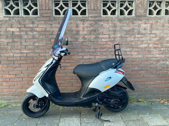 MOOIE VOLLE PIAGGIO ZIP 4 TAKT SNOR SCOOTER ! BOUWJAAR 2014