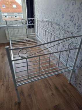 Wit metalen bedbank met zijkant