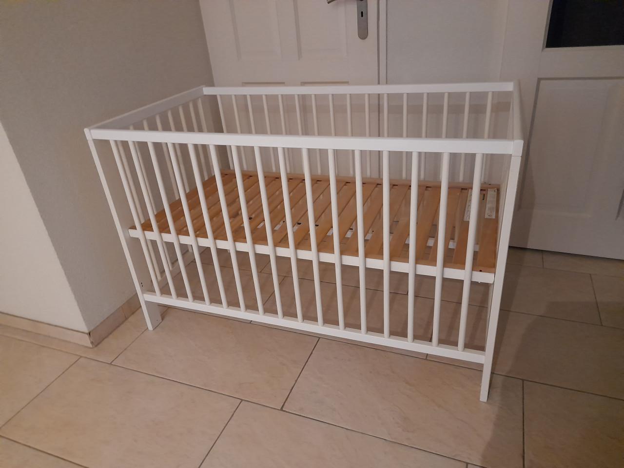 Wit ledikantje (in hoogte verstelbaar ) in goede staat !