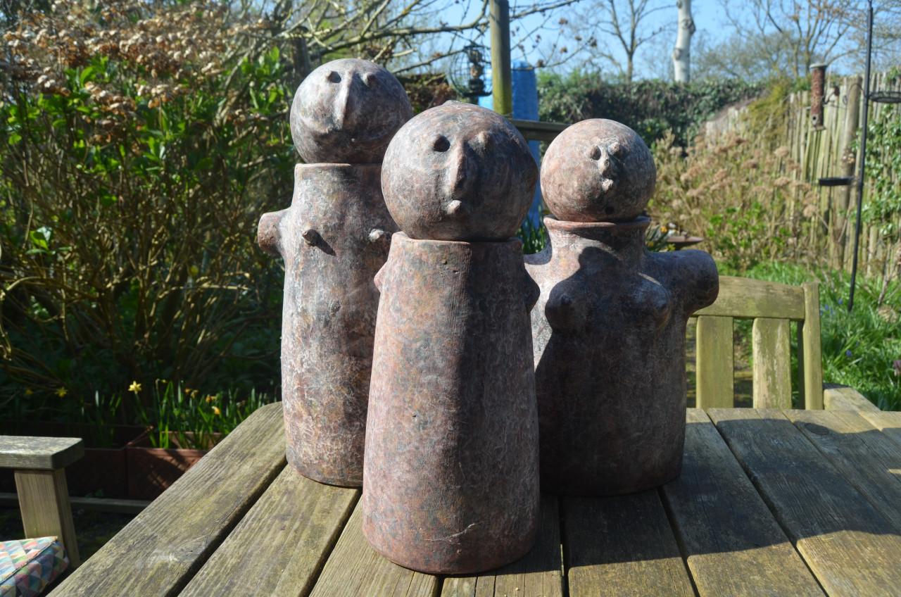 Aardew. terracotta beeldengroep v.e. gezinnetje