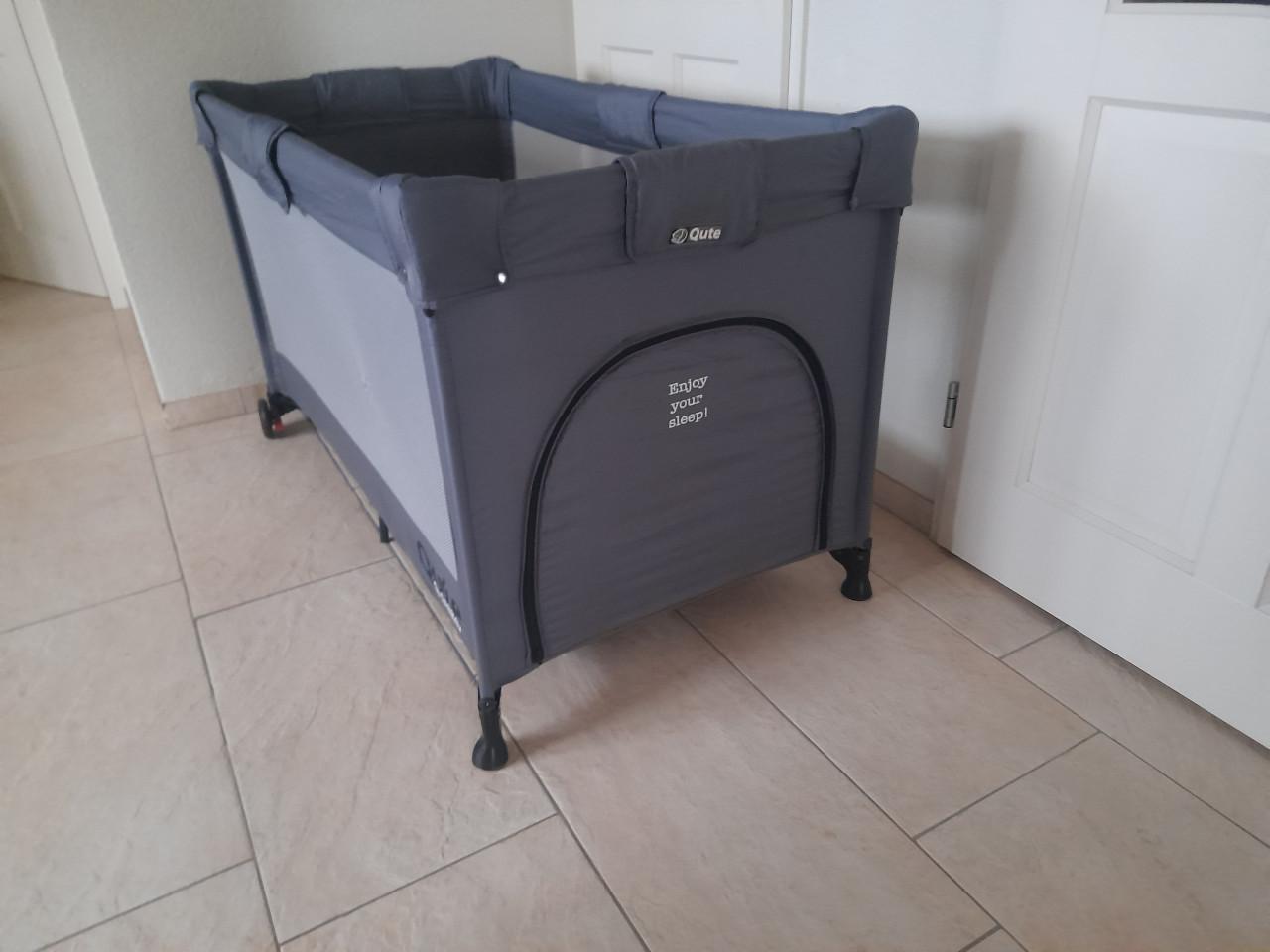 Cute  Campingbedje met uit kruip mogelijkheid (z.g.a.n.)