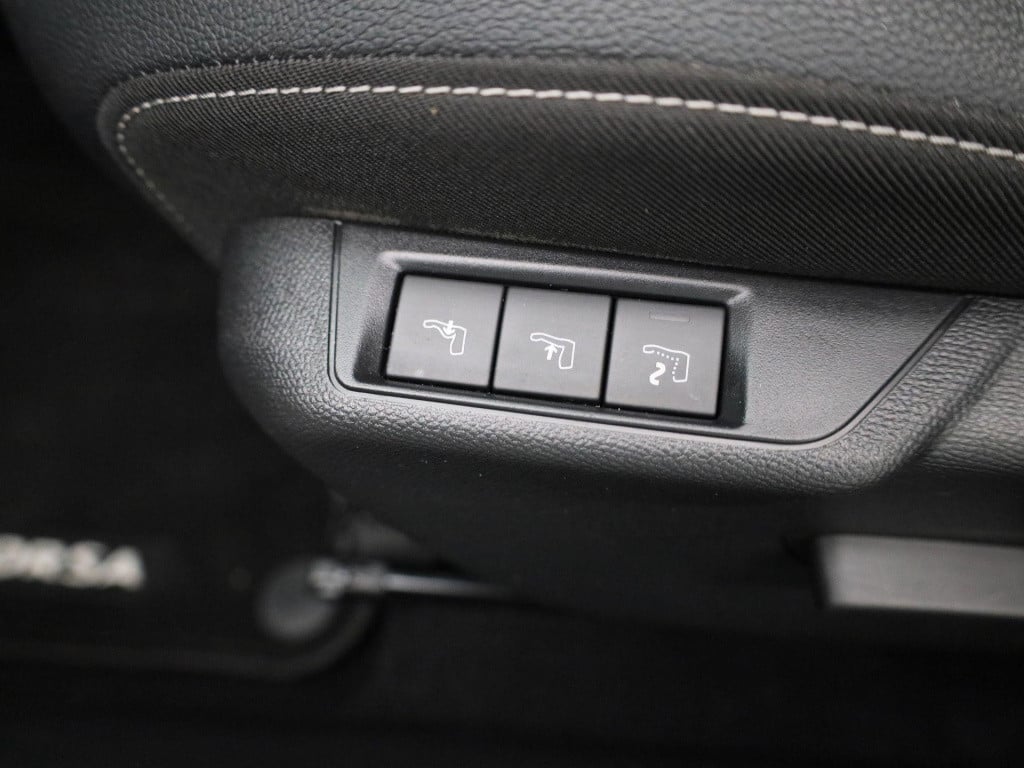 Opel Corsa 1.2 gs line | lage km stand! | lederpakket | navigatie | apple c