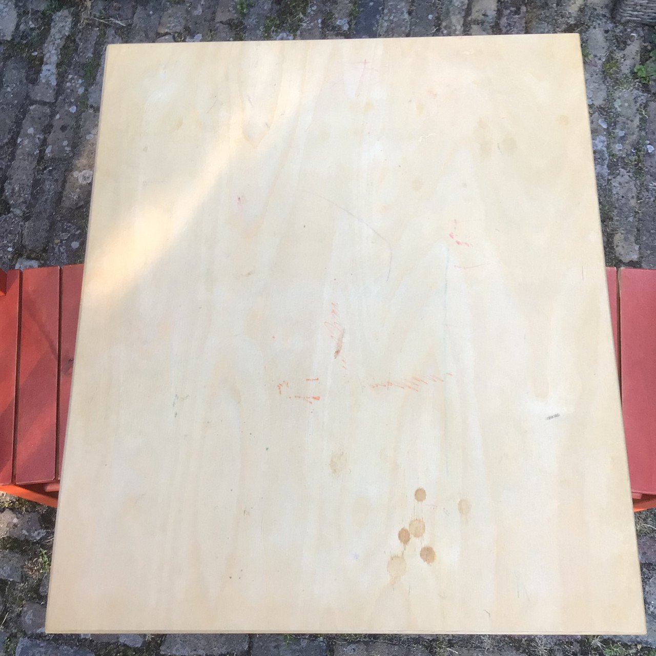 Kindertafeltje met twee stoeltjes