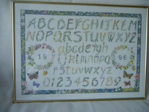 Voltooide kruissteek – Merklap alfabet in lijst 58x41 cm