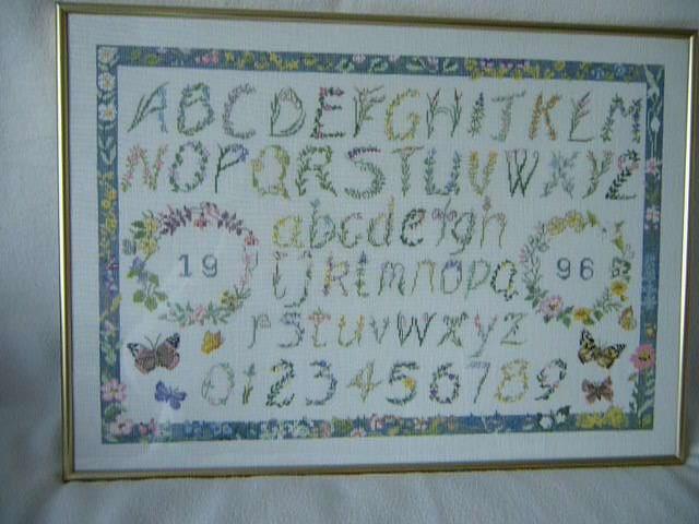 Voltooide kruissteek – Merklap alfabet in lijst 58x41 cm