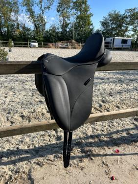 (Bijna) Nieuw 17,7 inch dressuurzadel Norton Pro