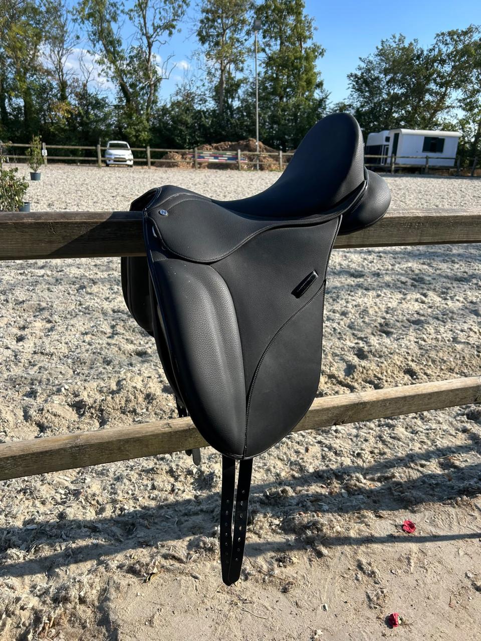 (Bijna) Nieuw 17,7 inch dressuurzadel Norton Pro