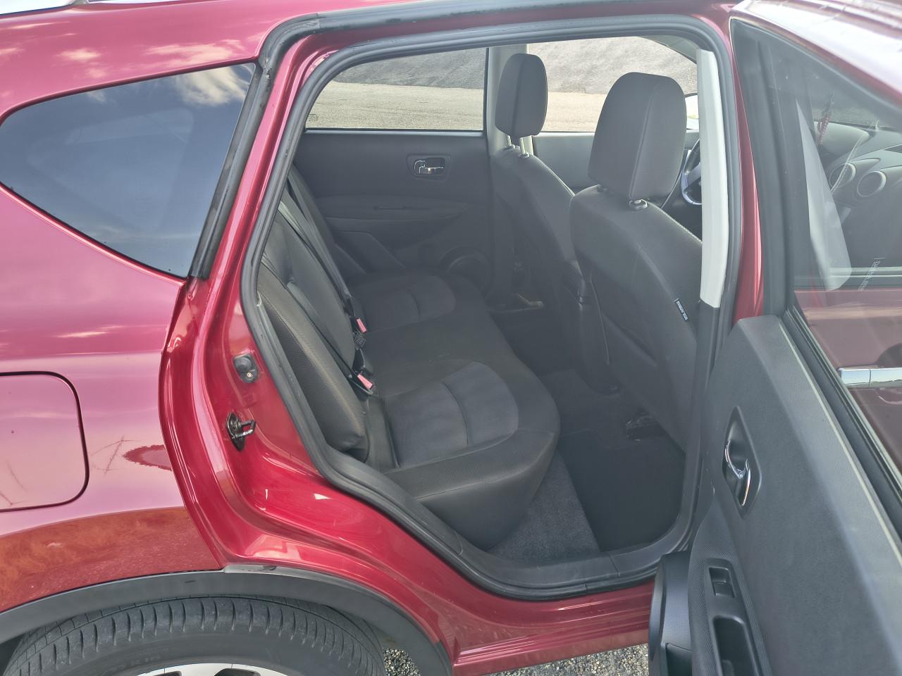 Nissan Qashqai cherry rood.