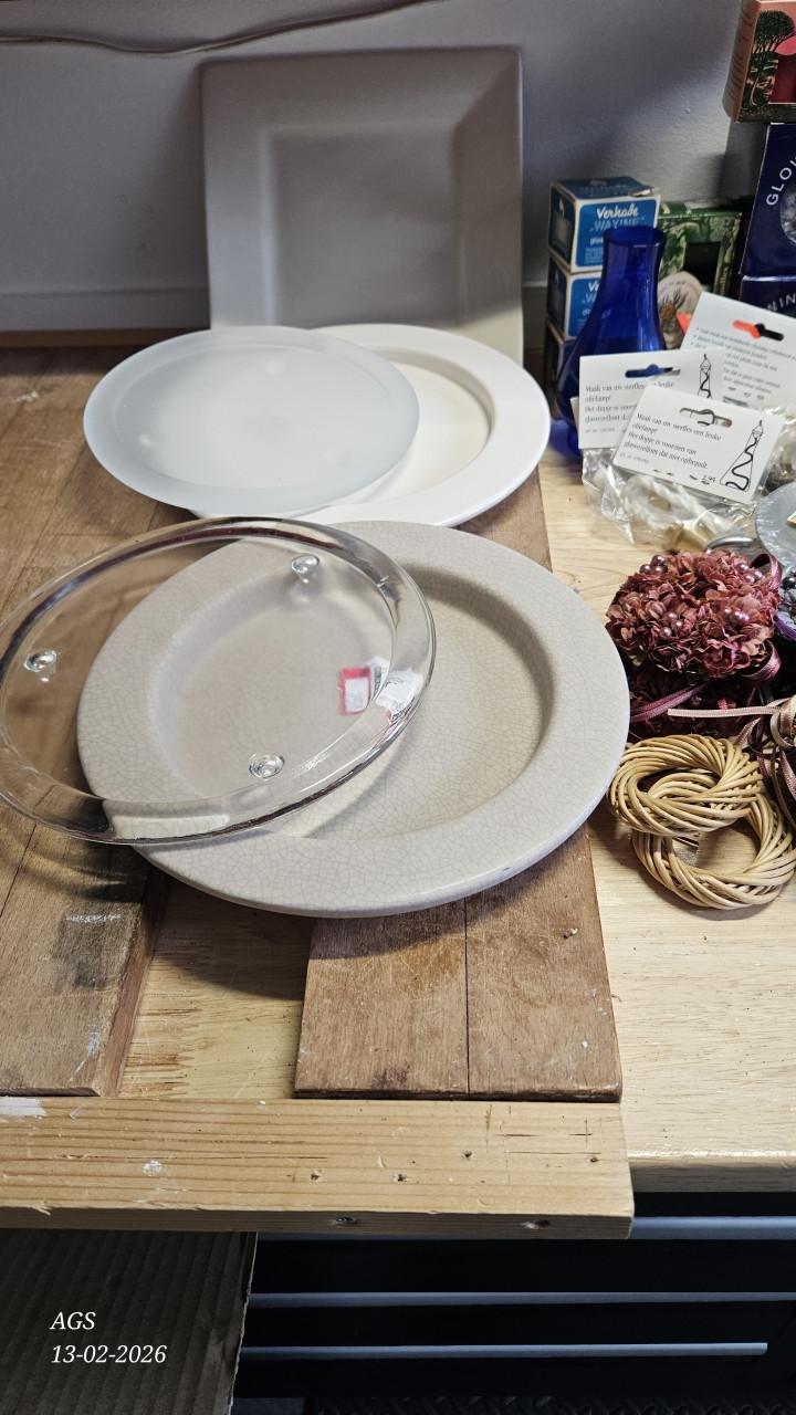 Kaarsen, kandelaars, serviesgoed, karaffen en glaswerk