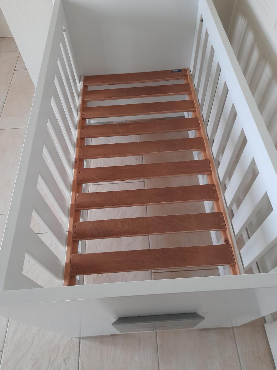 Super stevig massief houten ledikantje (in goede nette staat )