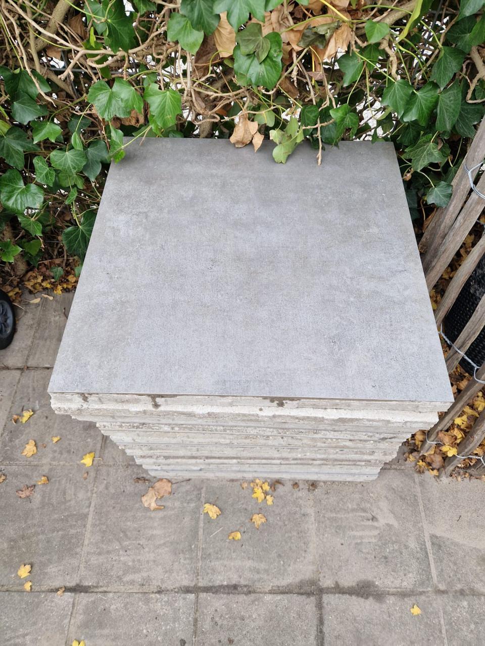 Keramische tuintegels betonnen onderlaag + voegmortel