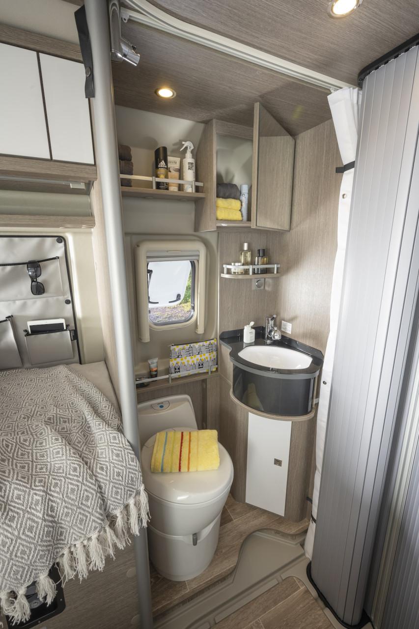 Reserveer nu onze Bus Camper : stahoogte 2,13 m en lengtebedden 2,08 m !!