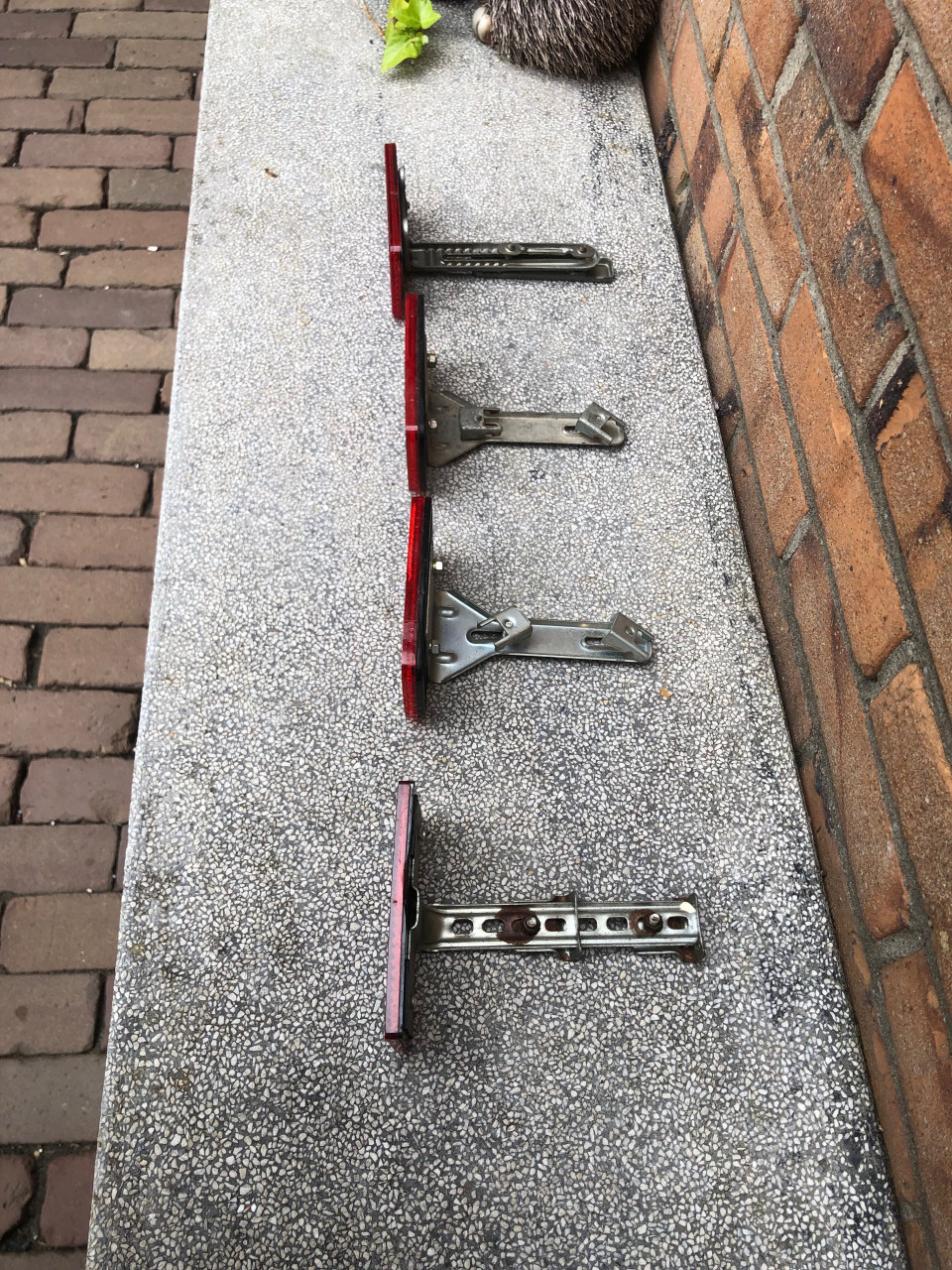 Bagagedrager reflextor met bevestigings beugel voor op een vintage fiets.