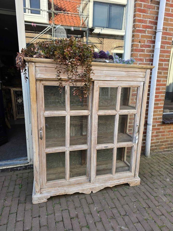 NACHTKASTJES IN DIVERSE MATEN EN MODELLEN, MAAR OOK VEEL ANDERE ITEMS