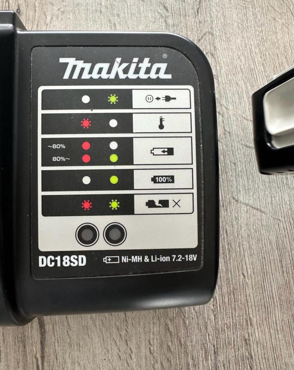 Makita Acculader DC18SD met 14.4V Li-ion Accu BL1415