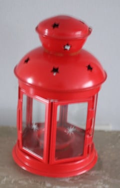 Rood metalen theelicht houde rmet ster in het glas