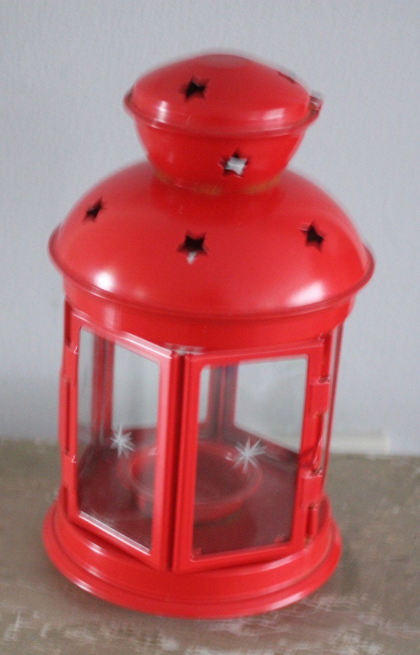 Rood metalen theelicht houde rmet ster in het glas