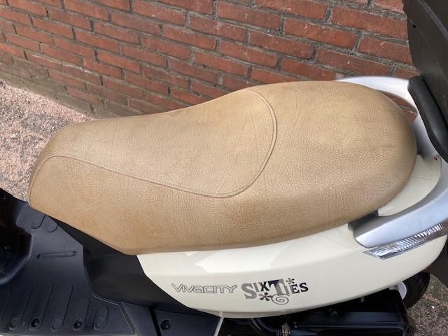 MOOIE PEUGEOT NEW VIVA CITY SNOR SCOOTER MET WINDSCHERM+TOPKOFFER