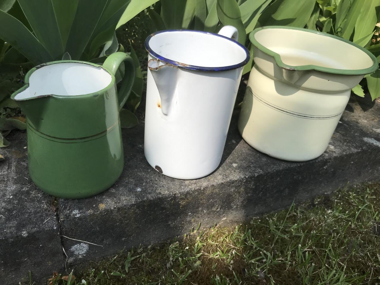 Emaille melk- / maatkannetjes (3 stuks)