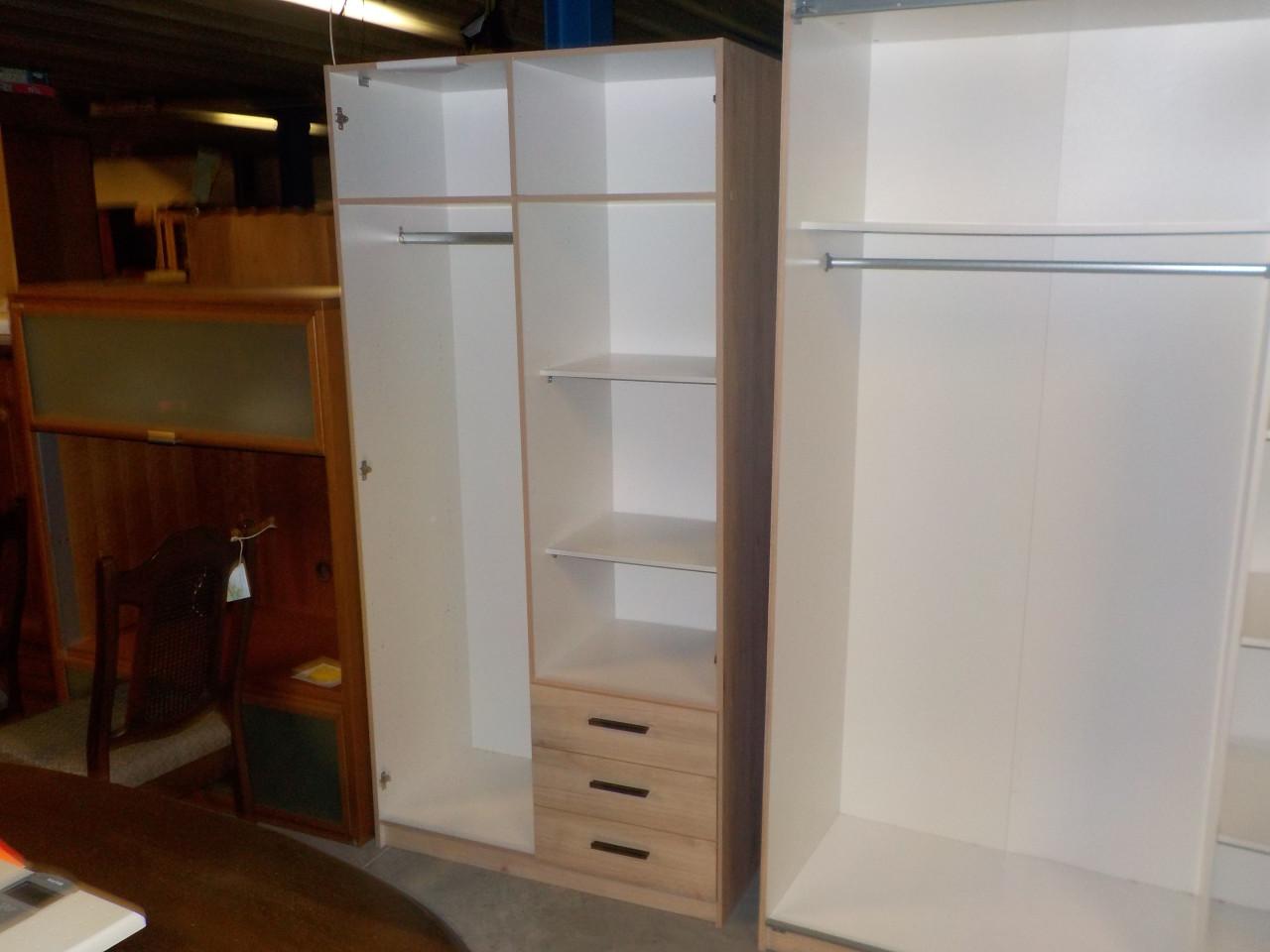 Stevige kleerkast van binnen een beetje beschadigd .