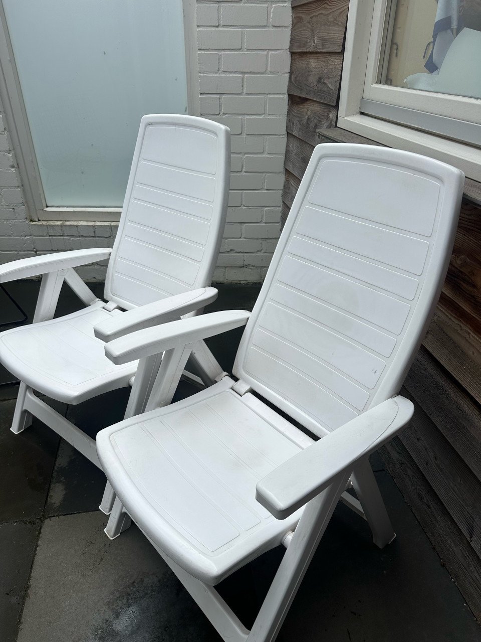 Twee witte, verstelbare, tuinstoelen