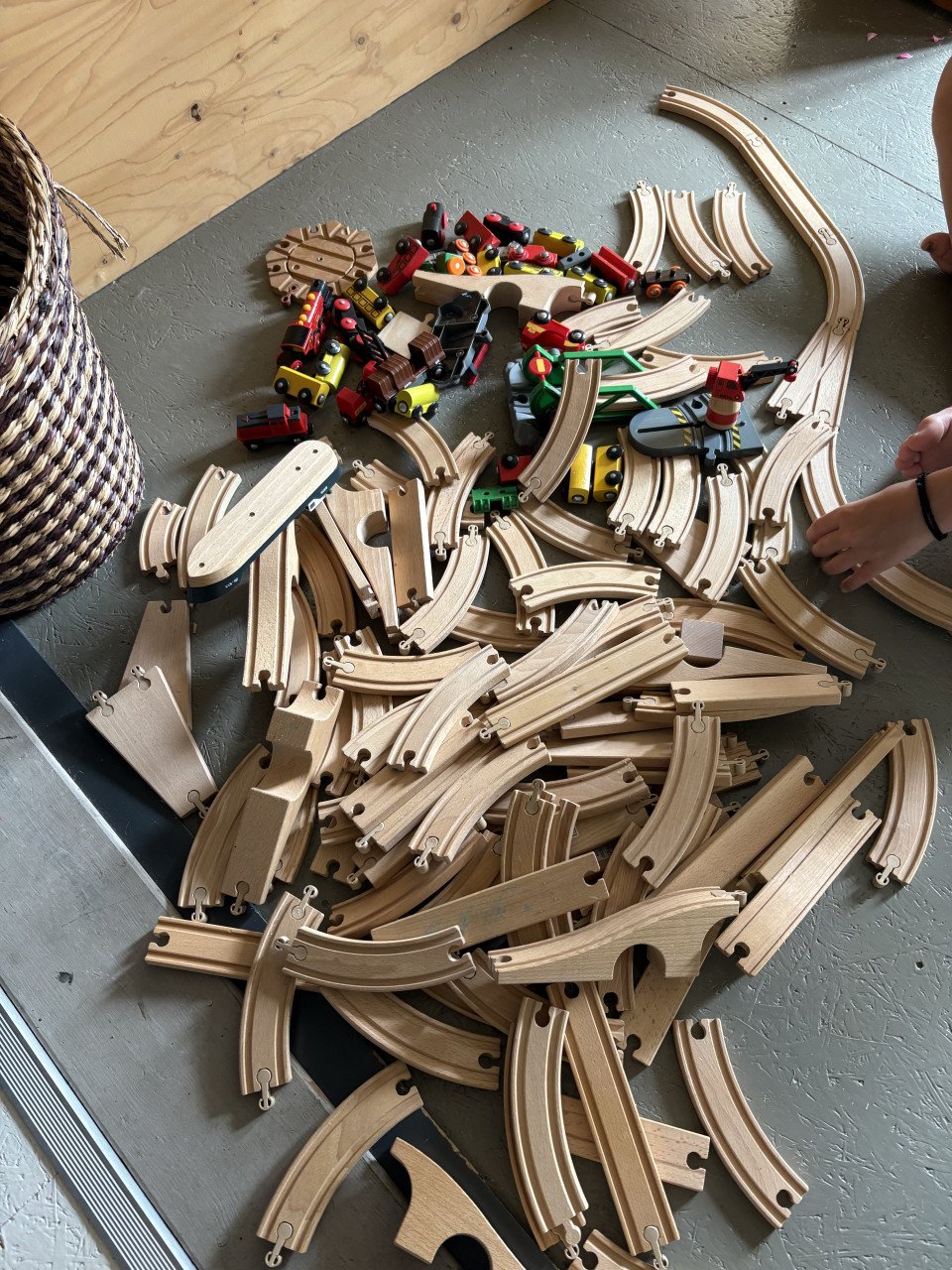 2 electrische Brio locomotieven en veel ikea rails