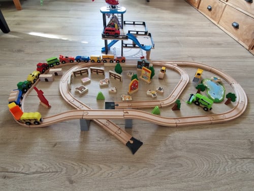 Houten speelgoed baan met parkeergarage