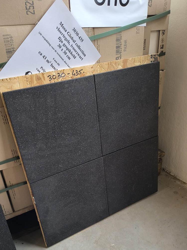 3030-435 ca 43 m² zwarte tegels, 30x30 cm, prijs per m²