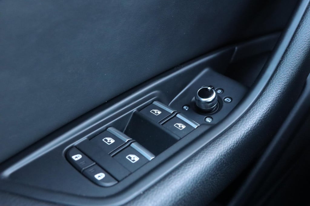 Audi A4 limousine 35 tfsi s edition 150pk s-tronic