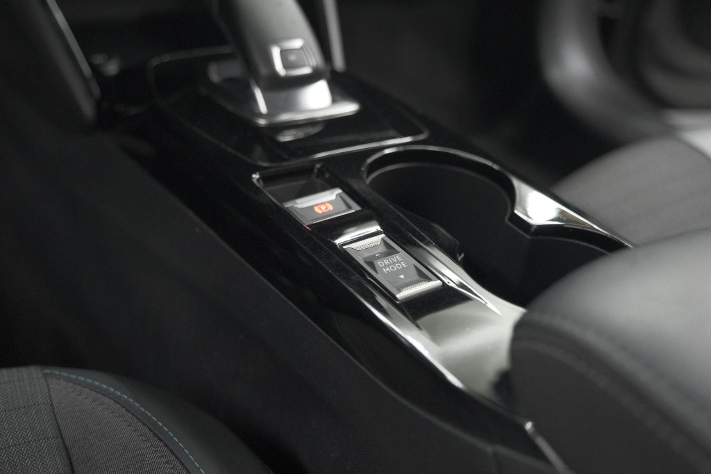 Peugeot 208 puretech 100 eat8 allure | camera | apple carplay | navigatie |